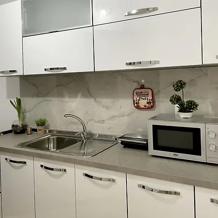 2bdr Komuna E Parisit Appartement *